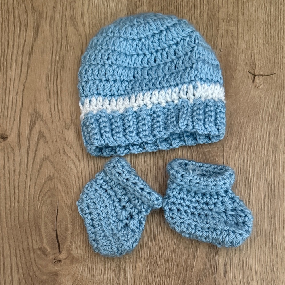 Hand Crafted Blue and White Kids Hat and booties Set for  newborn -3 months